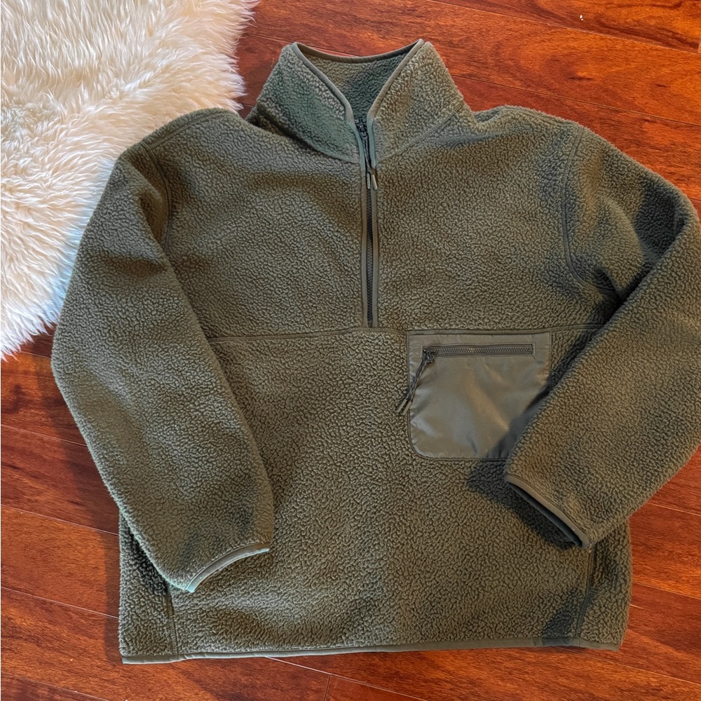 EVERLANE RENEW FLEECE IN OLIVE GREEN. OVERSIZED HALF-ZIP